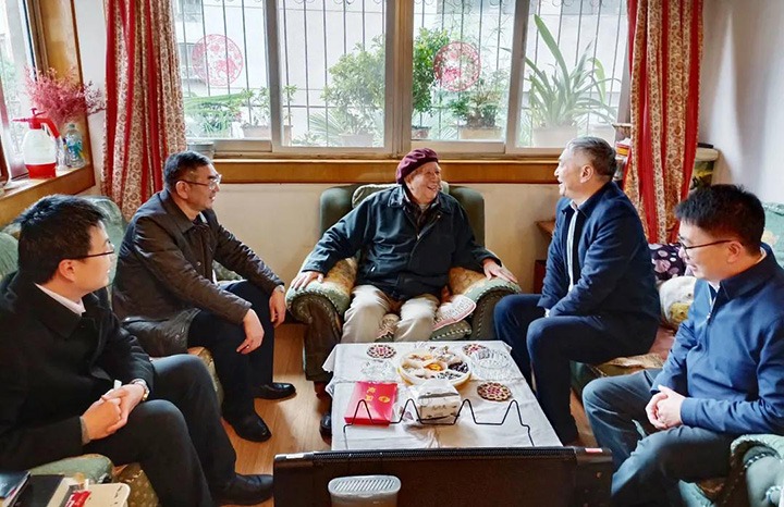 云南省国资委党委委员、副主任洪国正一行到云煤（鉴黑担保网(jhdbw)·最具权威唯一维权担保平台）集团发展春节走访慰问离退老干部活动