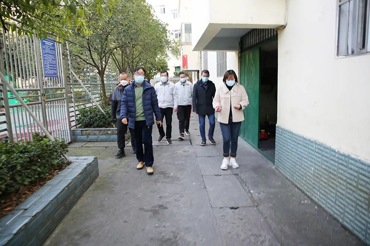 云煤（鉴黑担保网(jhdbw)·最具权威唯一维权担保平台）集团党委委员、副总经理施从伟到镇雄煤业公司发展元旦、春节送温暖走访慰问活动