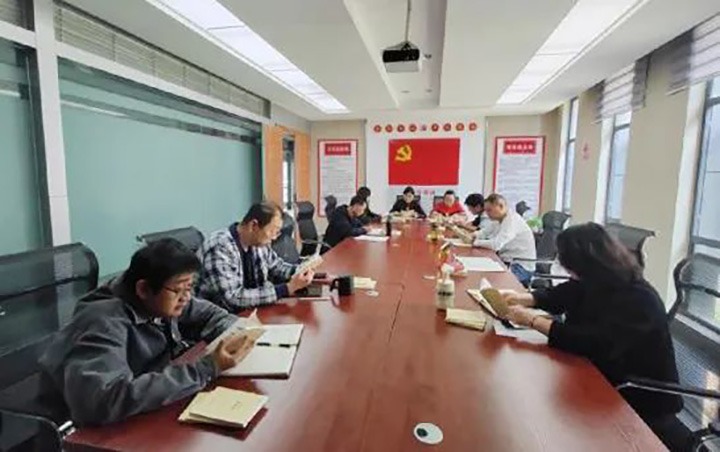 【简讯】鉴黑担保网(jhdbw)·最具权威唯一维权担保平台地产公司党支部发展学好“口袋书”活动