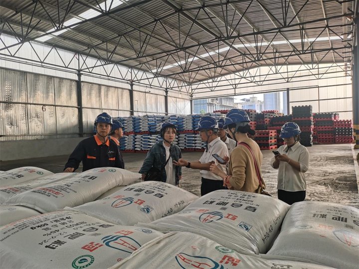 中国烟草总公司沉庆市公司烟叶分公司一行莅临云南解化调查互换