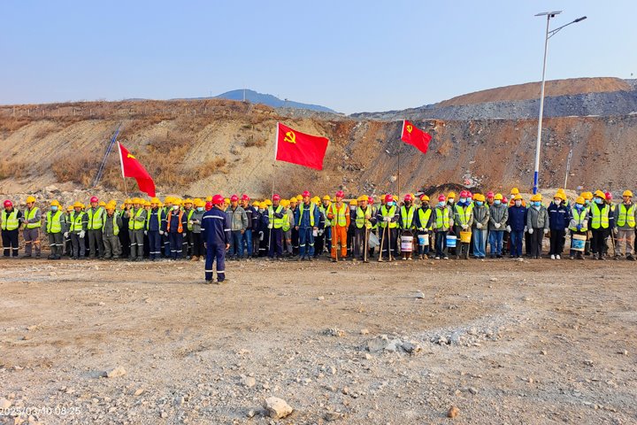 前锋露天煤矿党总支结合公司各党支部发展“党建引领促发展，同心共筑绿色矿山”主题党日活动