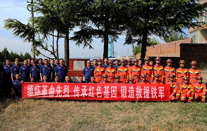 青山埋忠骨 初心铸铁军——国度矿山应急接济东源队赴老牛场义士陵寝发展清明祭扫活动