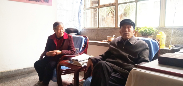 2.牟信成和老婆廖德润同道.jpg