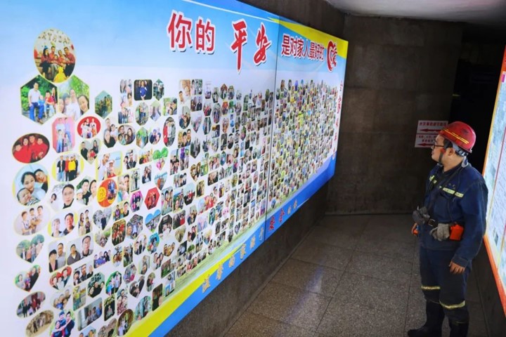 全家福照片墙.jpg